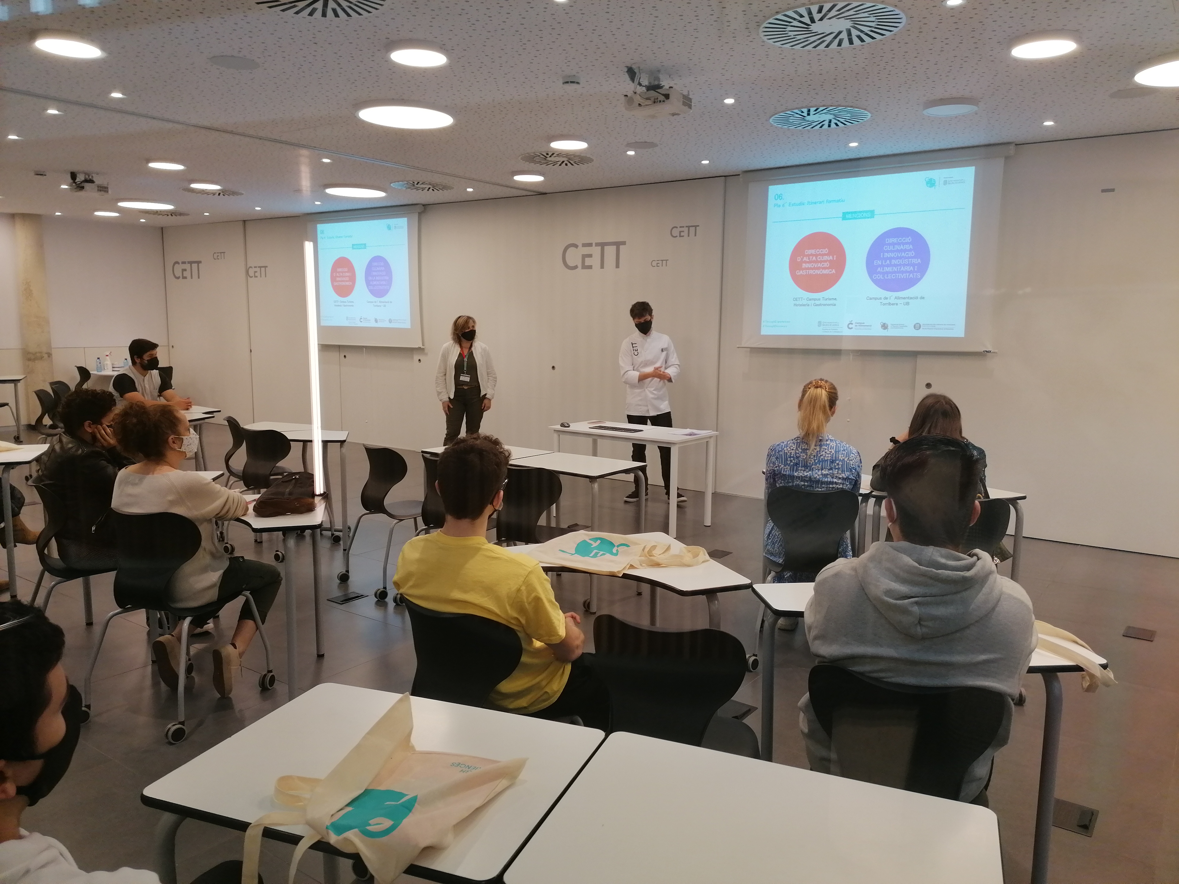 Photography from: 250 Personas asisten a la Jornada de Puertas Abiertas del CETT | CETT